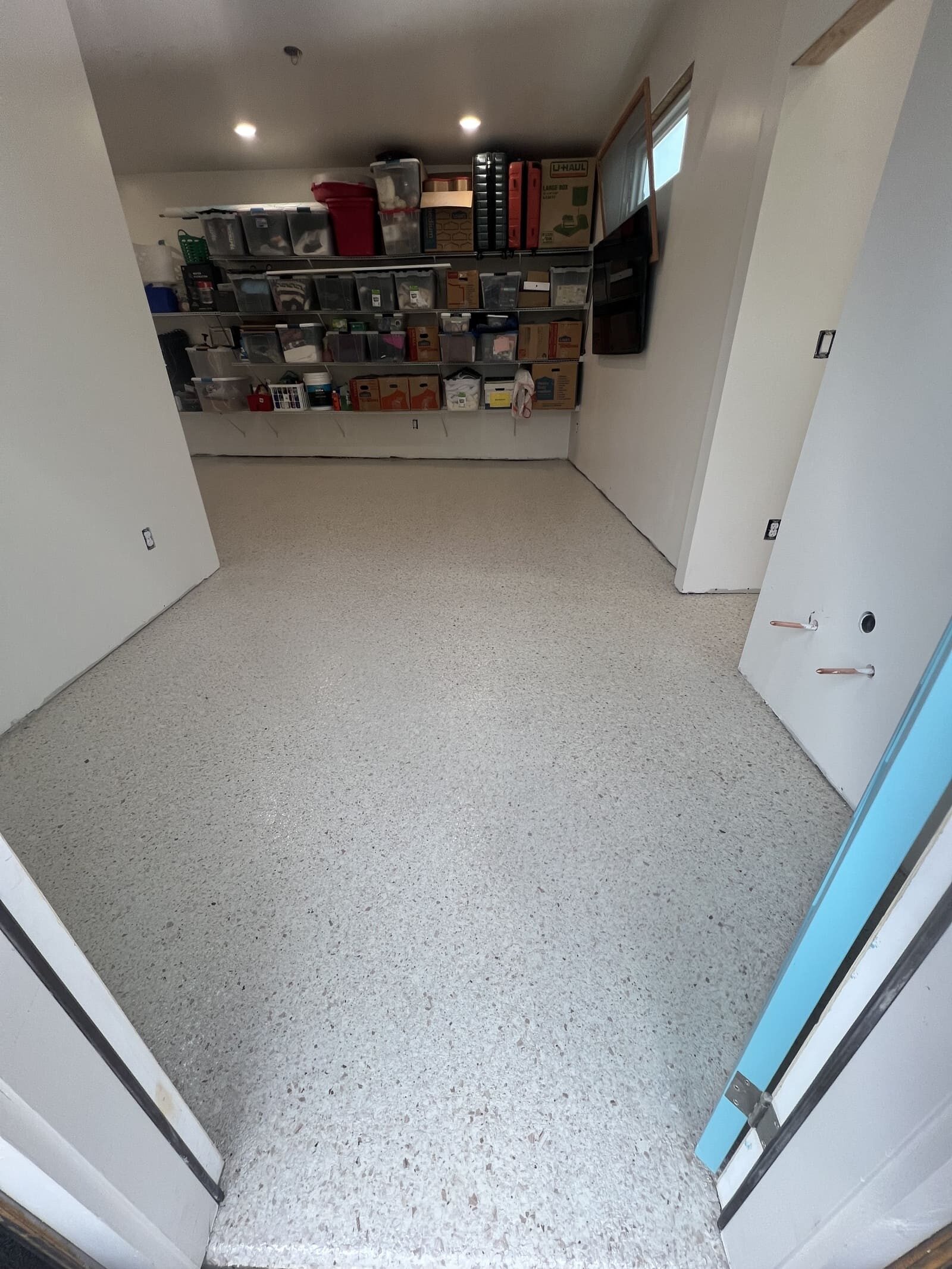 Light gray epoxy flake garage floor coating in Flagstaff, AZ with a seamless, durable finish built to withstand freeze-thaw cycles, heavy use, and daily wear.