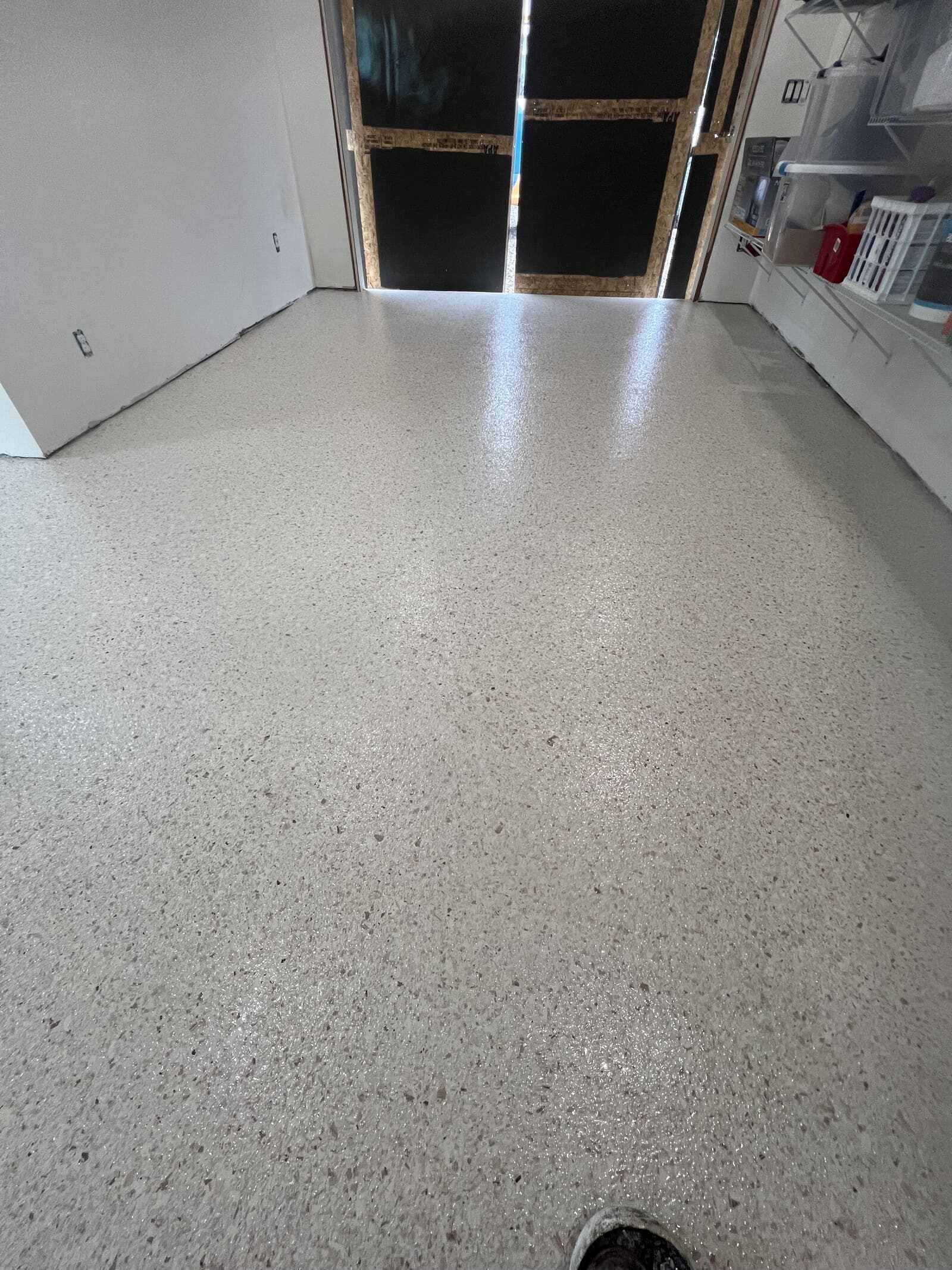 Light gray epoxy flake garage floor coating with a seamless, durable, UV-resistant finish for residential and commercial spaces.