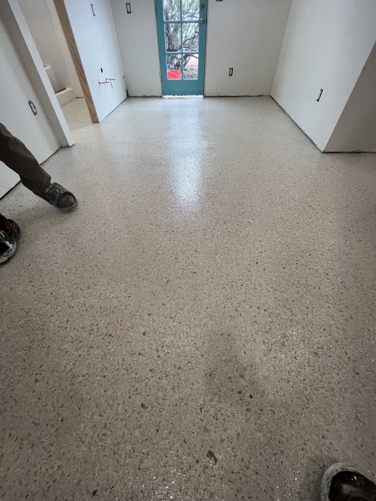 Light gray epoxy flake garage floor coating with a seamless, durable, UV-resistant finish designed for residential and commercial spaces.
